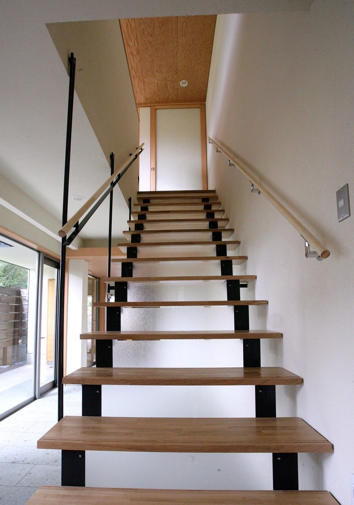 Imagen de escalera recta moderna con escalones de madera y contrahuellas de vidrio