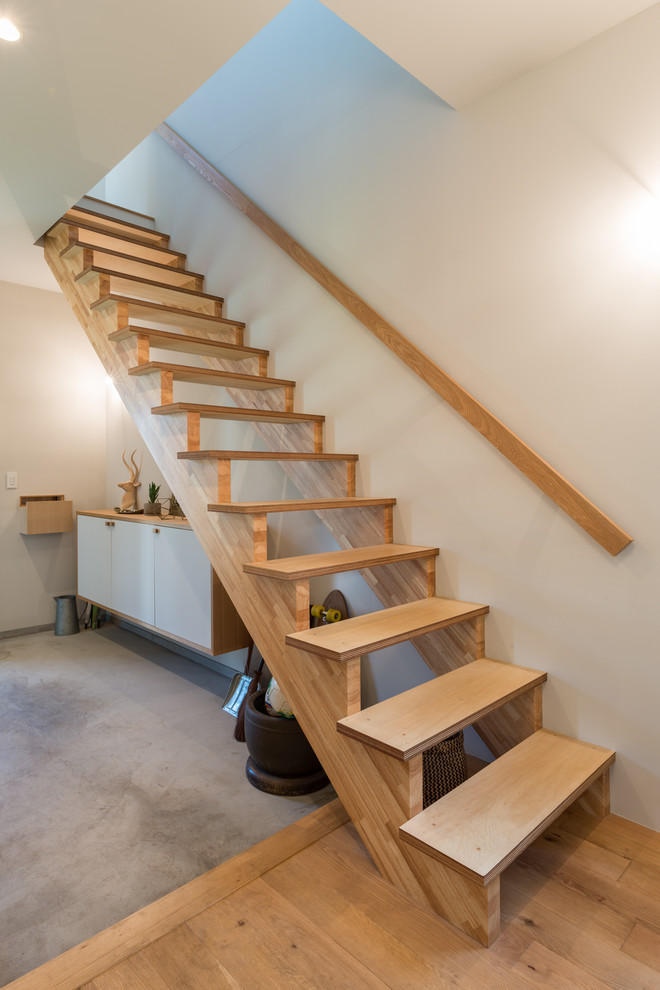 Aménagement d'un escalier sans contremarche droit contemporain avec des marches en bois et un garde-corps en bois.