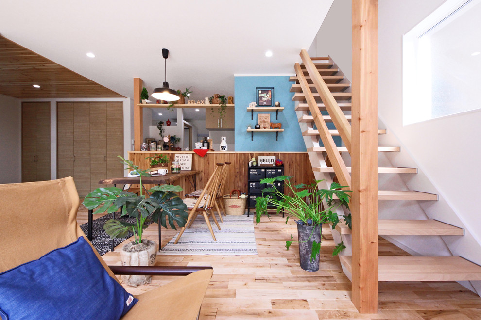 Источник вдохновения для домашнего уюта: прямая лестница в скандинавском стиле с деревянными ступенями без подступенок