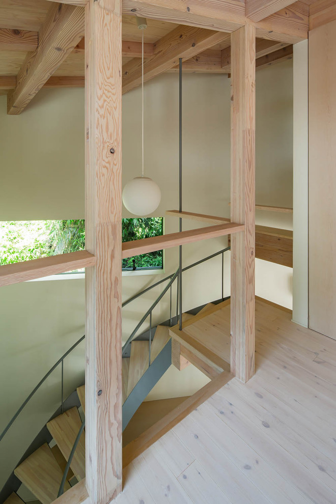 Стильный дизайн: маленькая винтовая лестница в восточном стиле с деревянными ступенями и металлическими перилами без подступенок для на участке и в саду - последний тренд