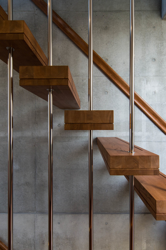 Идея дизайна: лестница в стиле модернизм с деревянными ступенями и перилами из смешанных материалов без подступенок