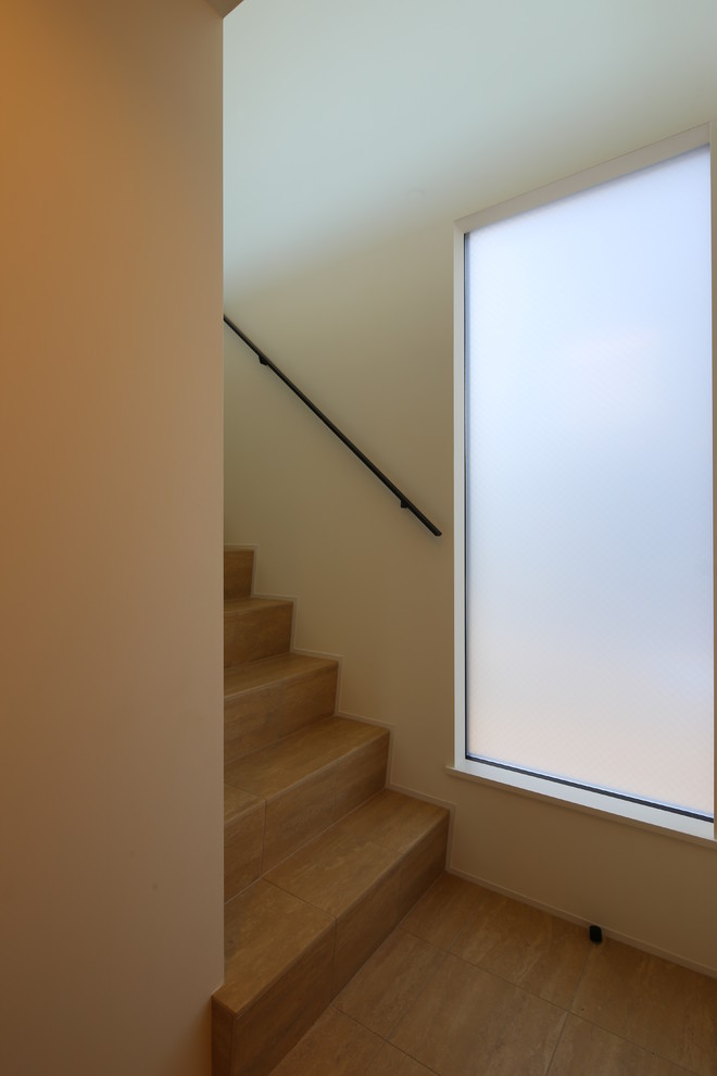 Пример оригинального дизайна: маленькая прямая лестница в скандинавском стиле с ступенями из плитки, подступенками из плитки и металлическими перилами для на участке и в саду