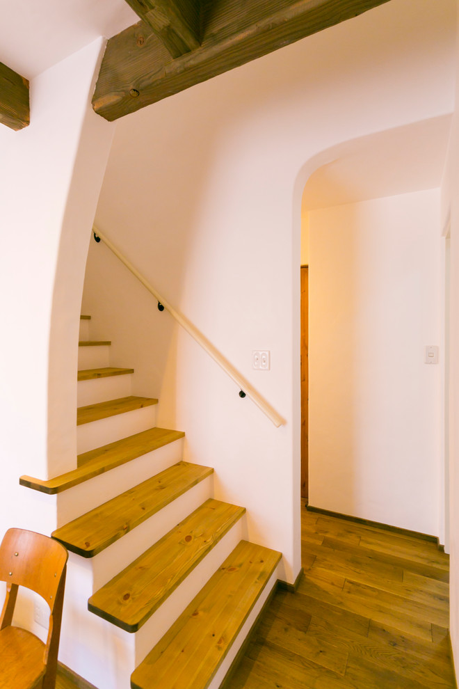 Источник вдохновения для домашнего уюта: прямая деревянная лестница среднего размера в средиземноморском стиле с деревянными ступенями и деревянными перилами