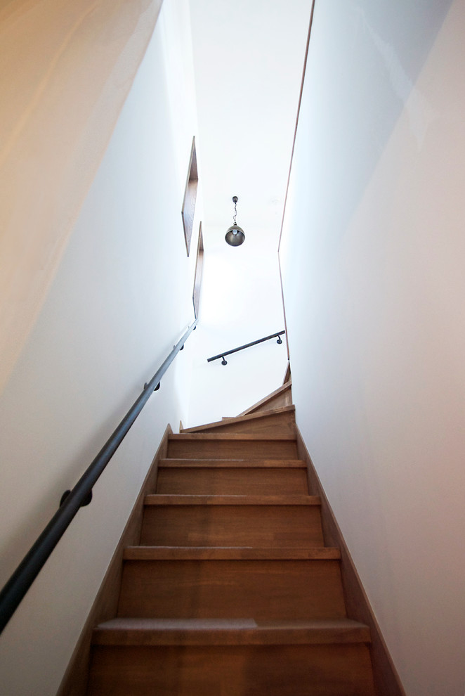 На фото: лестница в стиле шебби-шик