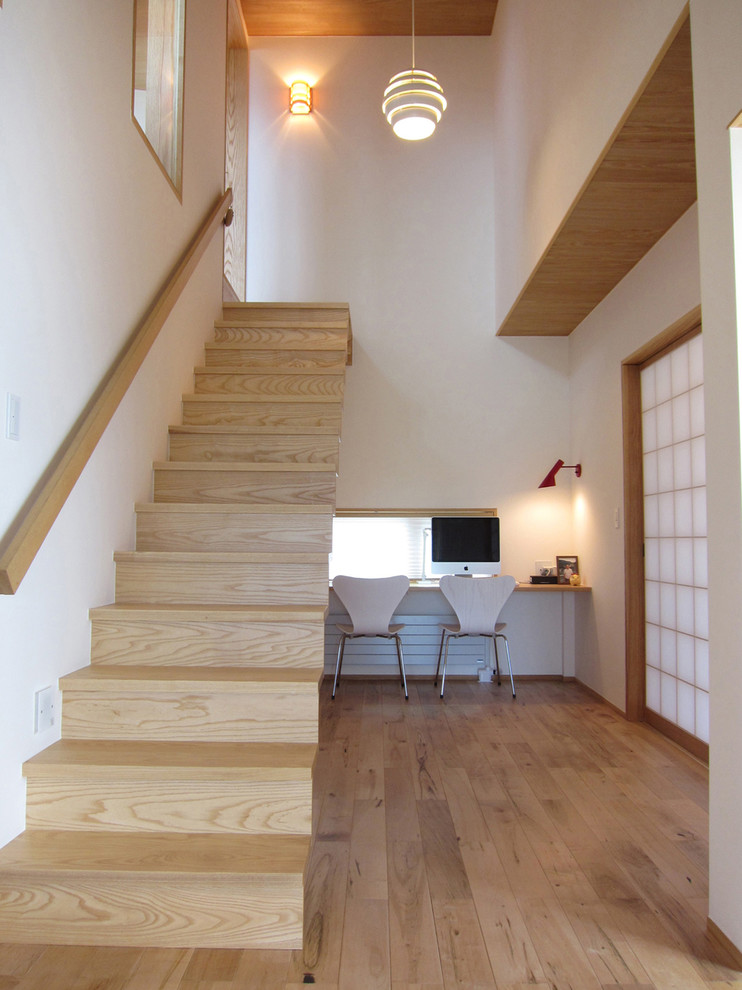 Cette photo montre un escalier droit scandinave avec des marches en bois, des contremarches en bois et un garde-corps en bois.