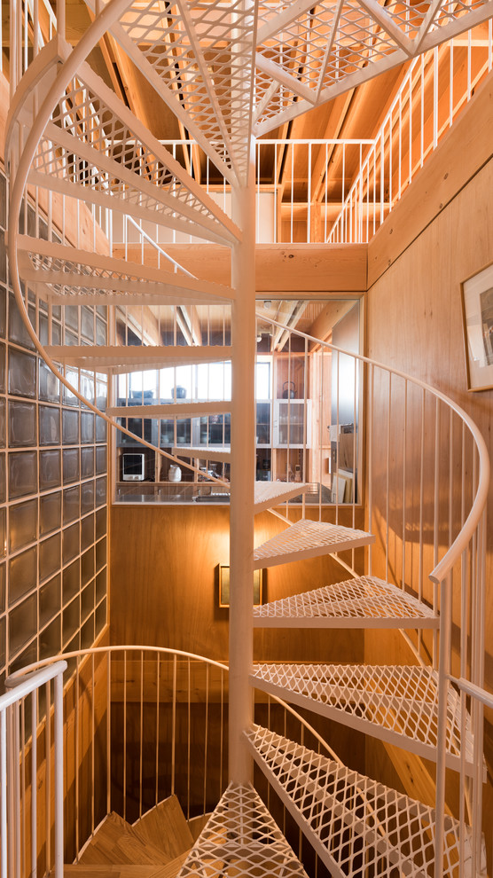 Idée de décoration pour un petit escalier sans contremarche hélicoïdal design avec des marches en métal.