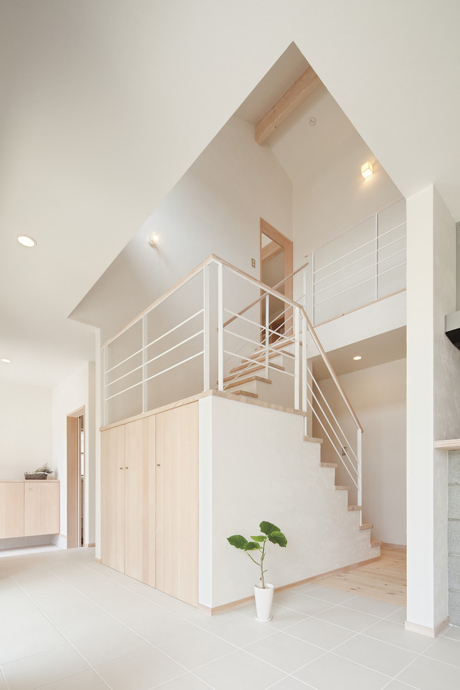 Идея дизайна: п-образная лестница в восточном стиле с деревянными ступенями