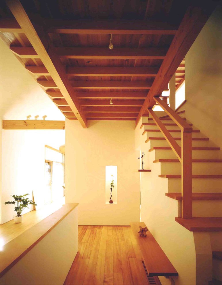 他の地域にあるラスティックスタイルのおしゃれな直階段 (木材の手すり) の写真