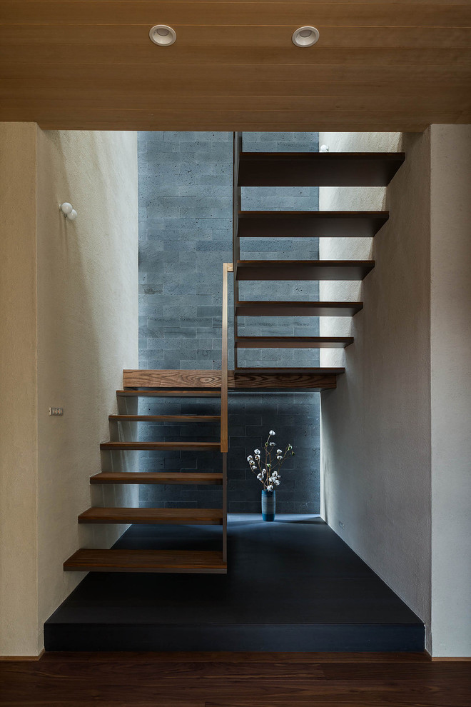 Идея дизайна: п-образная лестница в стиле модернизм с деревянными ступенями и деревянными перилами
