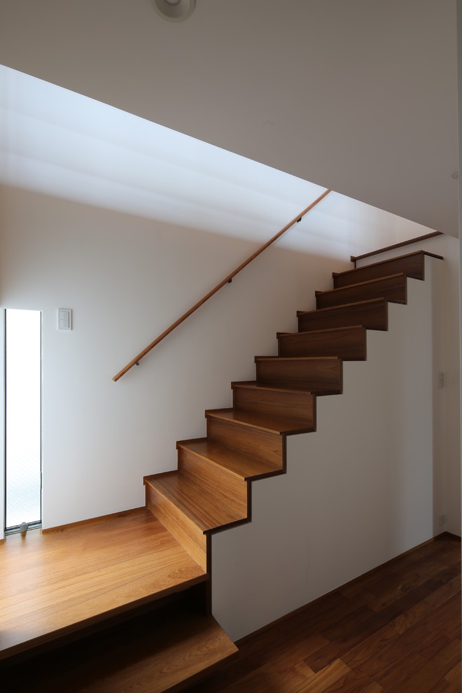 Staircase - mid-sized modern wooden straight wood railing staircase idea in Tokyo with wooden risers