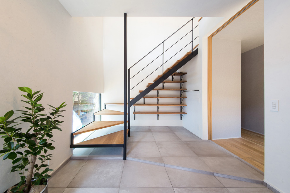 Источник вдохновения для домашнего уюта: п-образная лестница в стиле лофт с деревянными ступенями и металлическими перилами без подступенок
