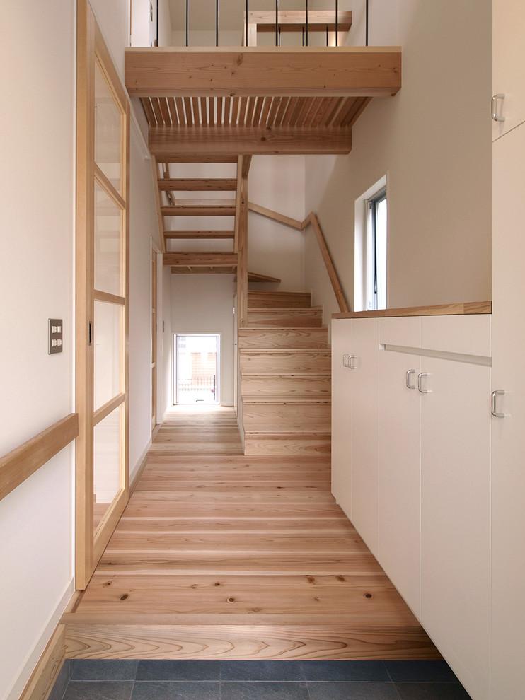 Источник вдохновения для домашнего уюта: п-образная лестница в восточном стиле с деревянными ступенями и деревянными перилами