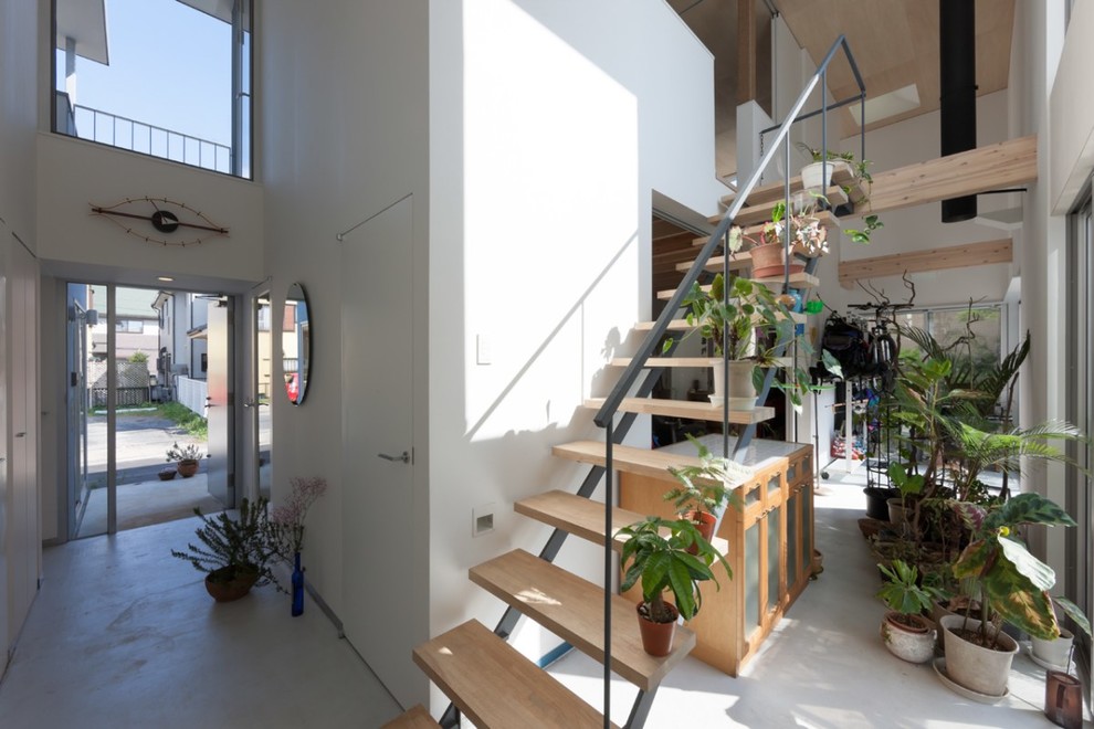 Свежая идея для дизайна: прямая лестница в восточном стиле с деревянными ступенями без подступенок - отличное фото интерьера