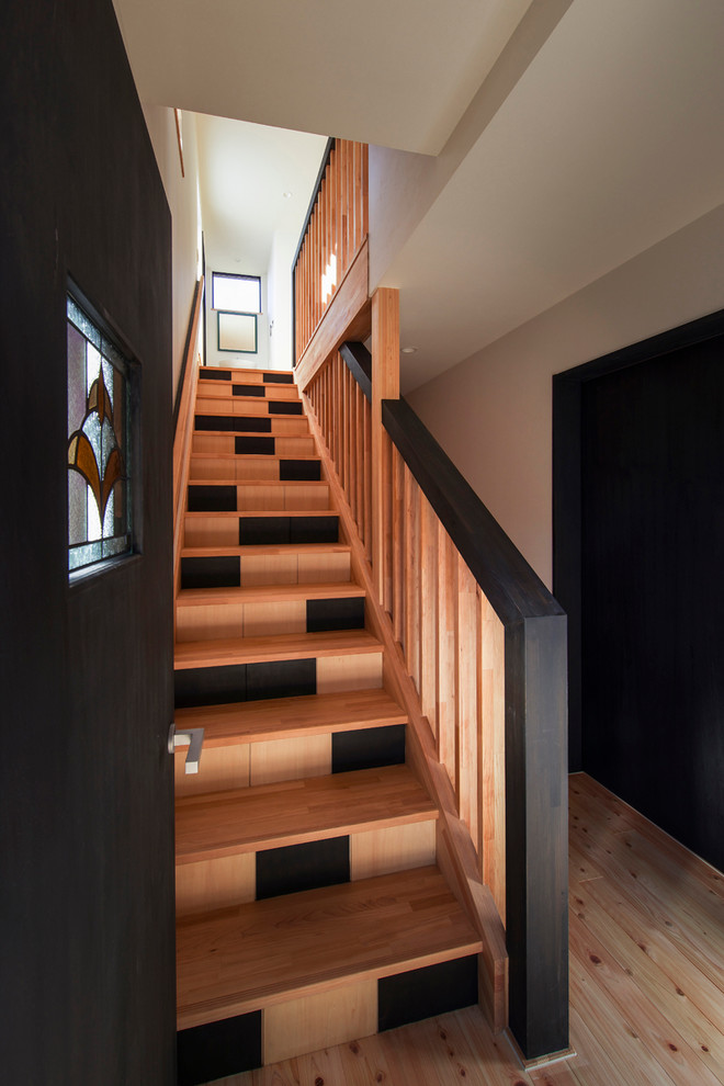 Réalisation d'un escalier droit asiatique avec des marches en bois et des contremarches en bois.