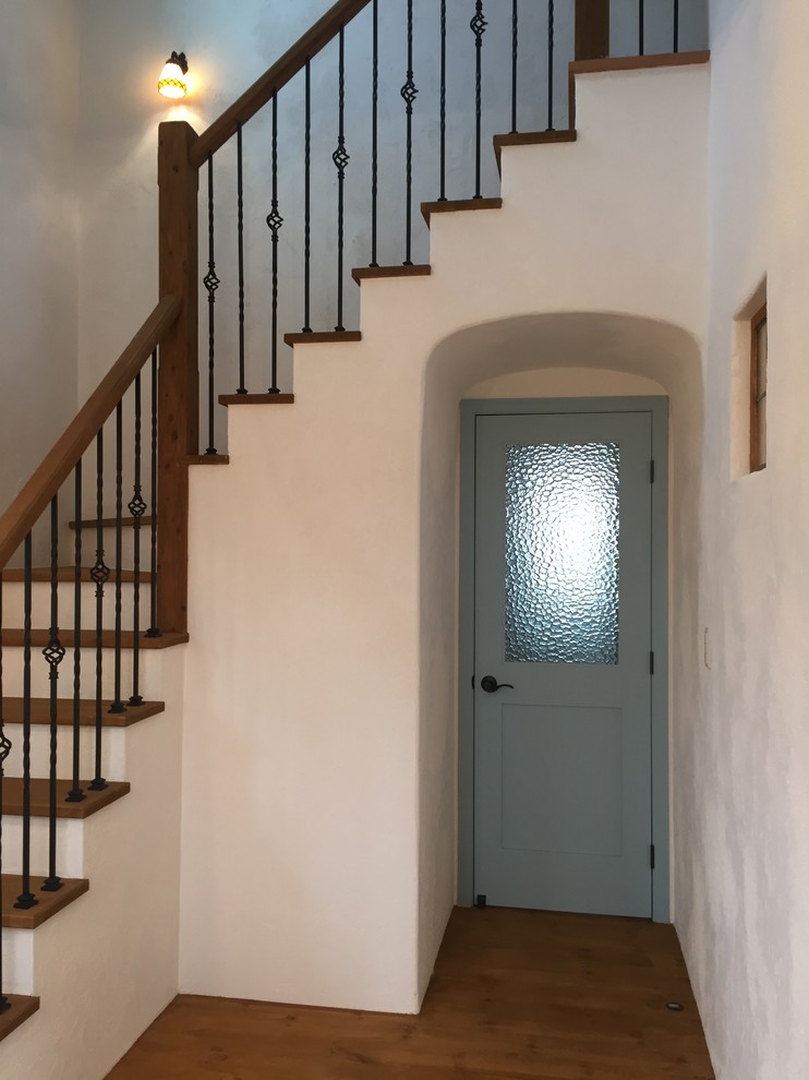 Foto på en minimalistisk trappa, med räcke i trä