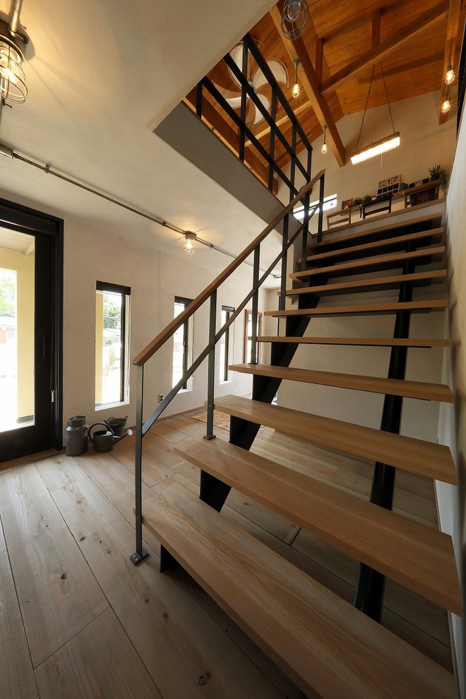 Réalisation d'un escalier sans contremarche droit urbain de taille moyenne avec des marches en bois et un garde-corps en matériaux mixtes.