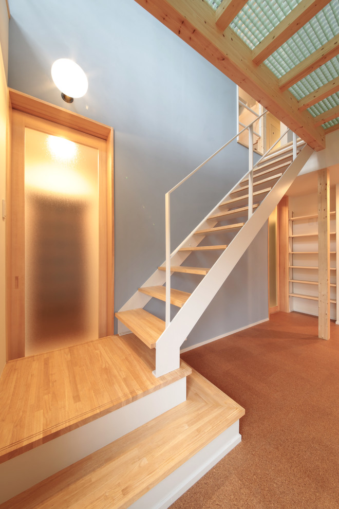 Modelo de escalera en L urbana de tamaño medio sin contrahuella con escalones de madera y barandilla de metal