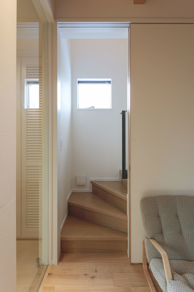 Стильный дизайн: маленькая угловая деревянная лестница в стиле модернизм с деревянными ступенями и металлическими перилами для на участке и в саду - последний тренд