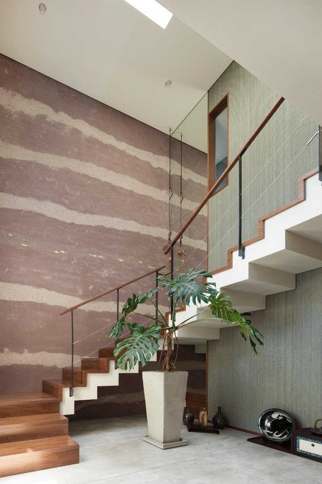 Стильный дизайн: деревянная лестница в современном стиле с деревянными ступенями и перилами из тросов - последний тренд