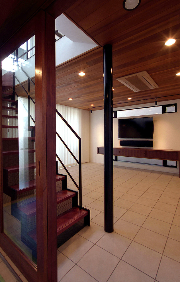 Photo of a medium sized modern wood straight metal railing staircase in Tokyo with metal risers.