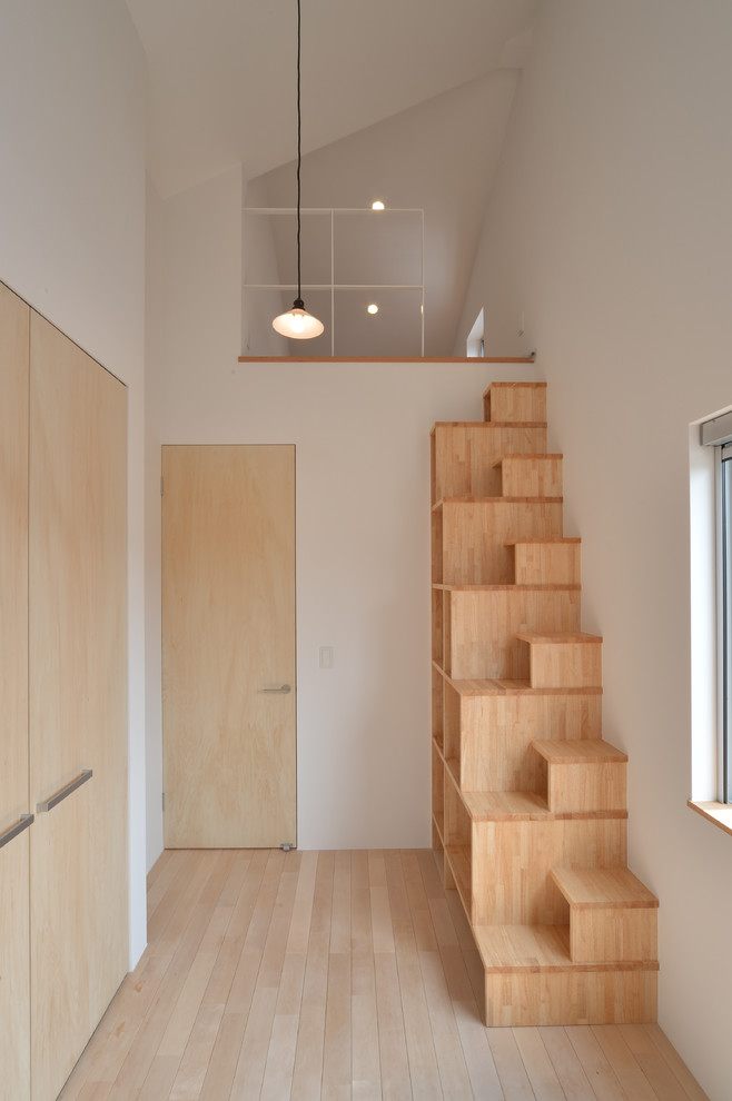 Ejemplo de escalera recta vintage con escalones de madera y contrahuellas de madera