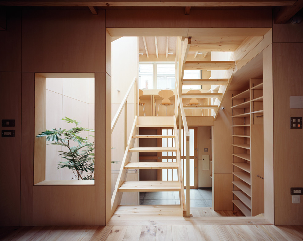 Foto de escalera en U pequeña sin contrahuella con escalones de madera, barandilla de madera y madera