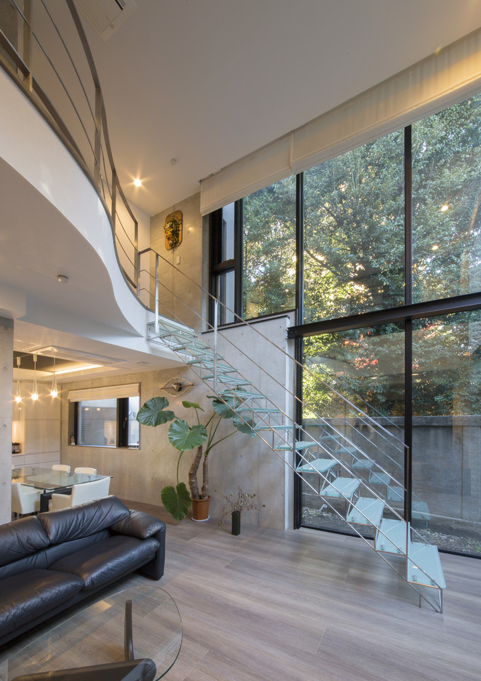 Diseño de escalera recta contemporánea sin contrahuella con escalones de vidrio