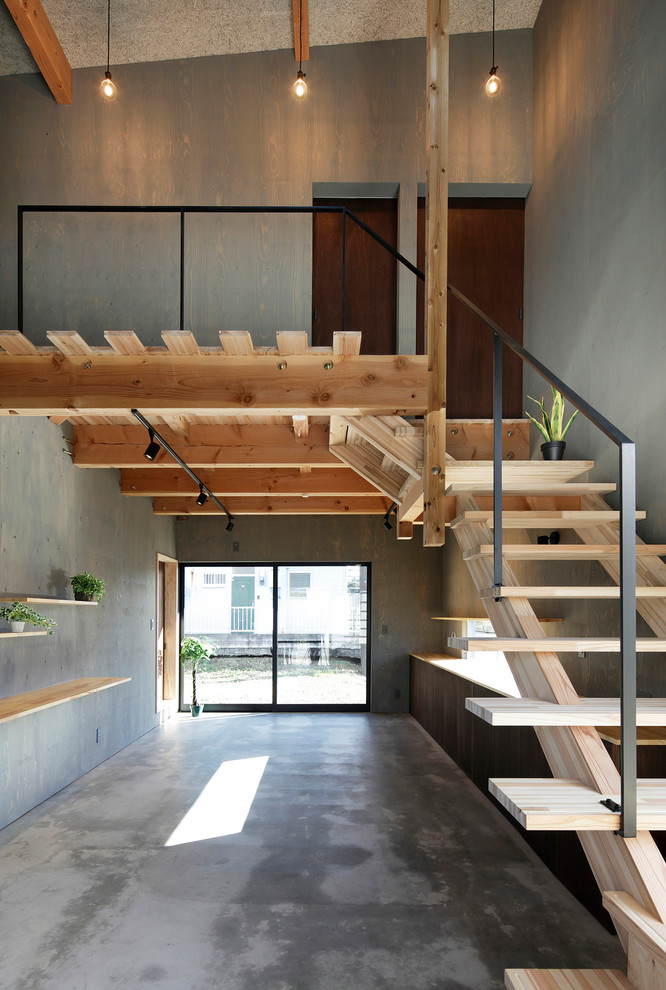 На фото: п-образная лестница в стиле лофт с деревянными ступенями и металлическими перилами без подступенок с