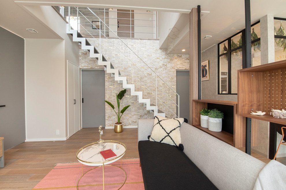 Diseño de escalera recta moderna de tamaño medio sin contrahuella con escalones de madera, barandilla de metal y panelado