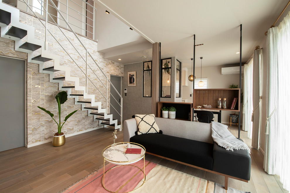 Imagen de escalera recta minimalista de tamaño medio sin contrahuella con escalones de madera, barandilla de metal y panelado