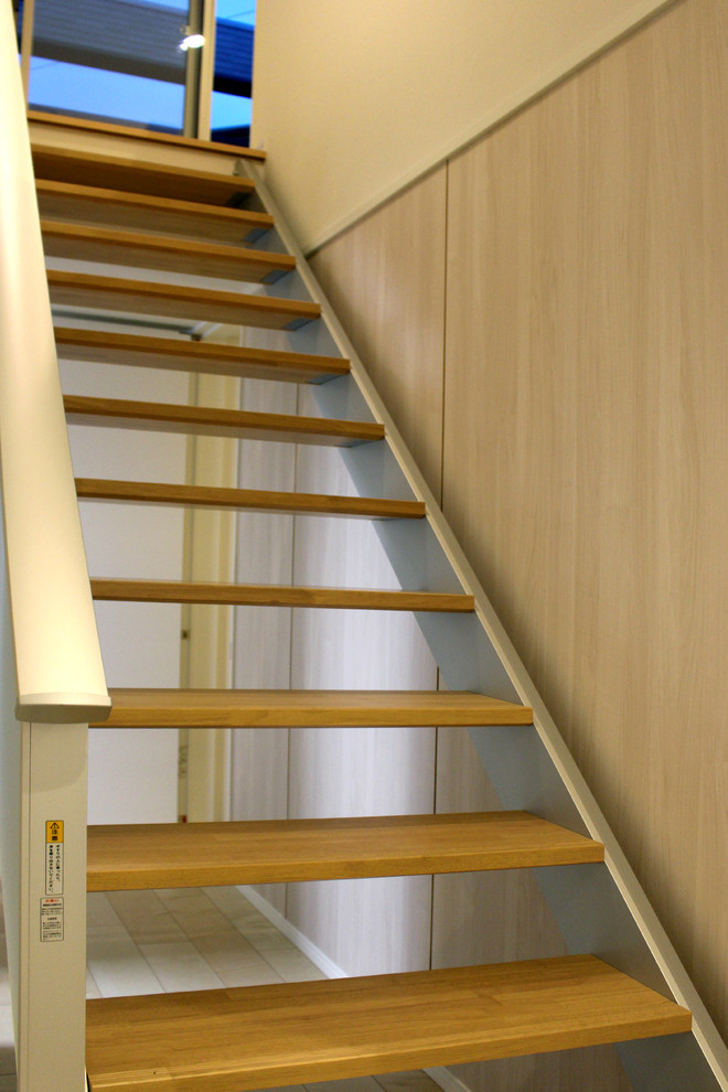 Inspiration pour un escalier sans contremarche droit design avec des marches en bois et un garde-corps en métal.