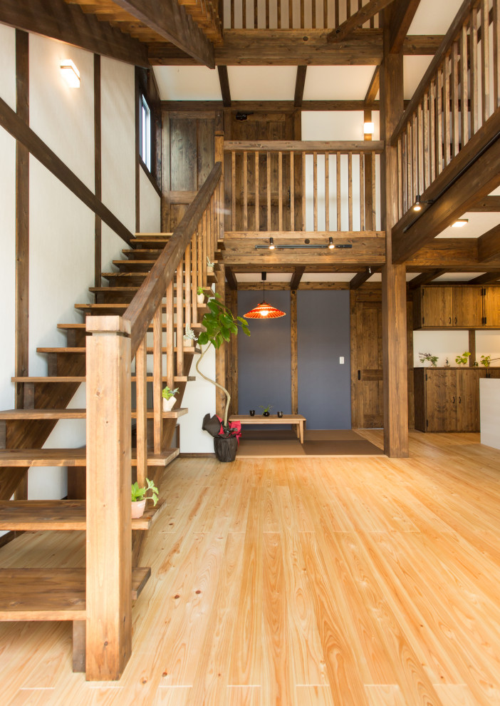 Foto de escalera recta asiática grande sin contrahuella con escalones de madera
