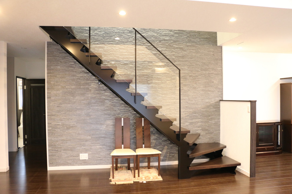 Modelo de escalera en L retro de tamaño medio sin contrahuella con escalones de madera y barandilla de vidrio