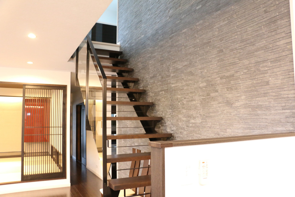 Ejemplo de escalera en L retro de tamaño medio sin contrahuella con escalones de madera y barandilla de vidrio