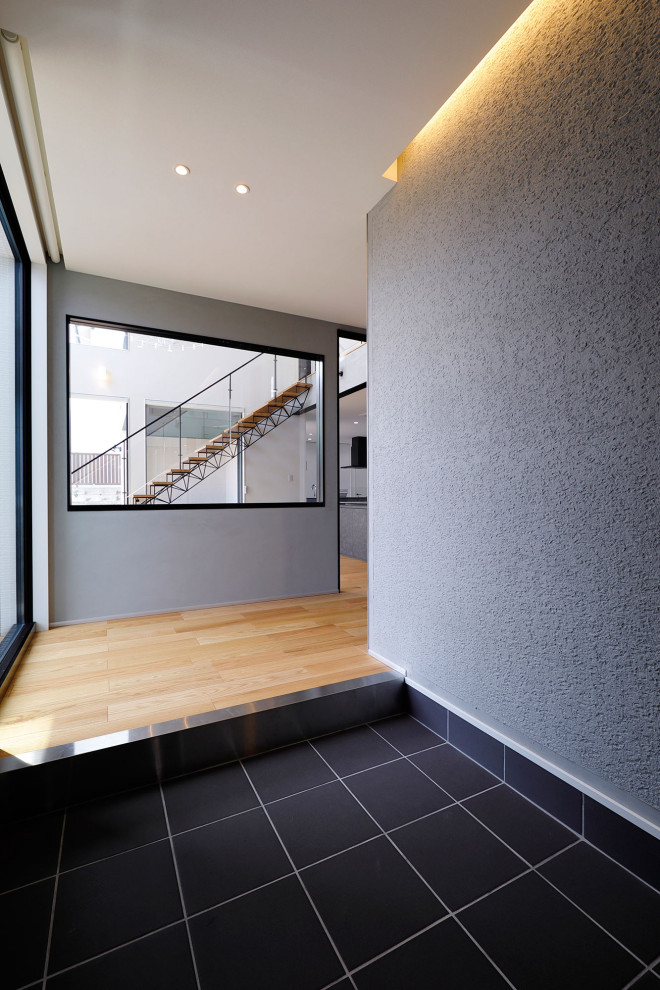 Imagen de escalera recta urbana grande sin contrahuella con escalones de madera, barandilla de vidrio y papel pintado
