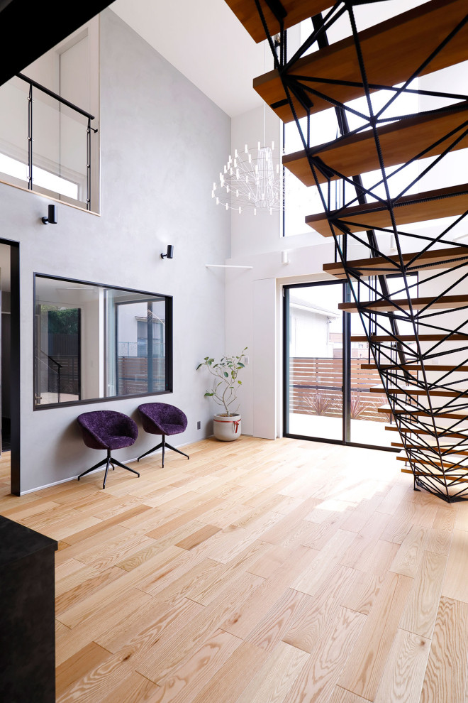 Modelo de escalera recta industrial grande sin contrahuella con escalones de madera, barandilla de vidrio y papel pintado