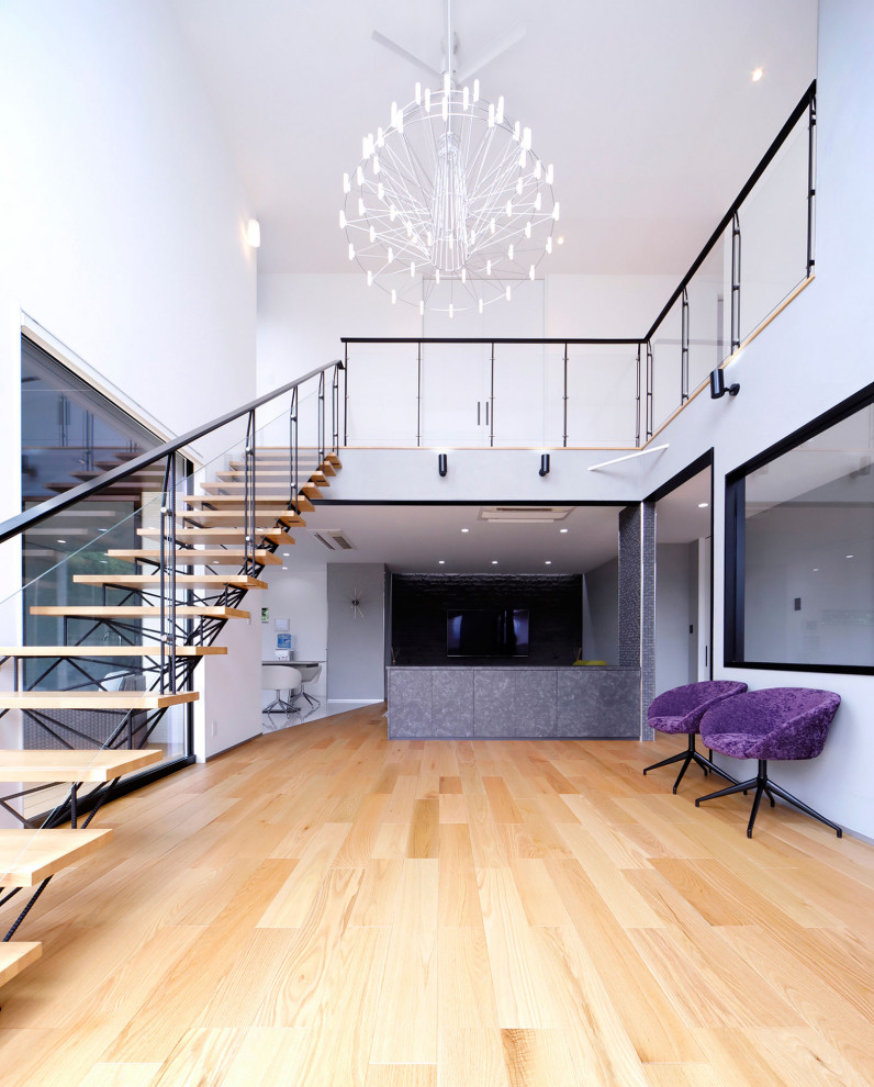Diseño de escalera recta urbana grande sin contrahuella con escalones de madera, barandilla de vidrio y papel pintado