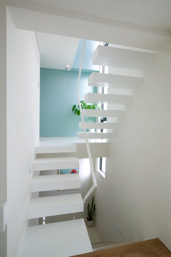 Photo of a contemporary u-shaped staircase in Tokyo with open risers.