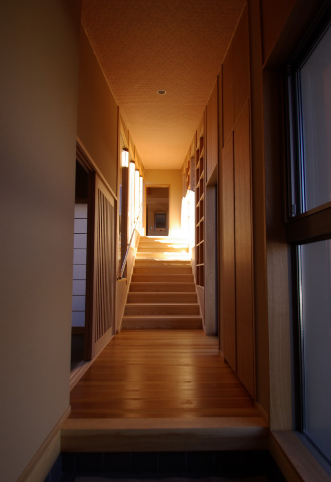 Свежая идея для дизайна: прямая деревянная лестница среднего размера в стиле модернизм с деревянными ступенями, деревянными перилами и деревянными стенами - отличное фото интерьера