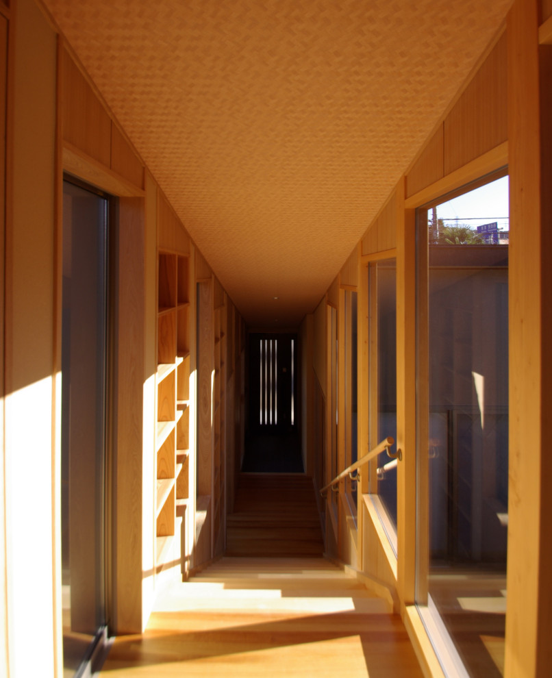 Источник вдохновения для домашнего уюта: прямая деревянная лестница среднего размера в стиле модернизм с деревянными ступенями, деревянными перилами и деревянными стенами