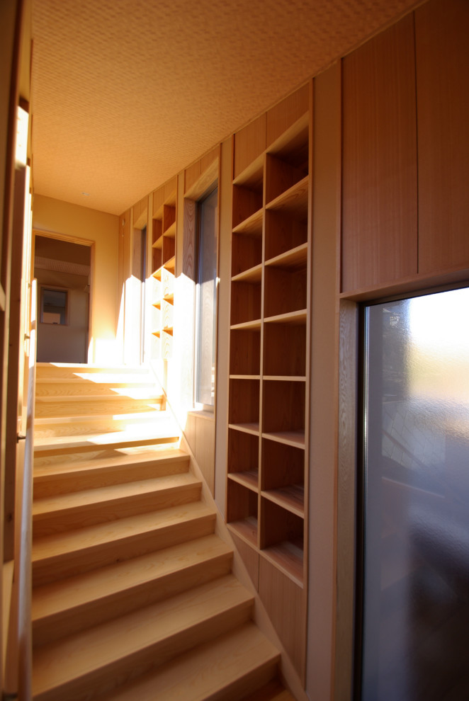 Стильный дизайн: прямая деревянная лестница среднего размера в стиле модернизм с деревянными ступенями, деревянными перилами и деревянными стенами - последний тренд