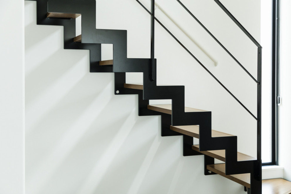 Стильный дизайн: угловая лестница среднего размера в стиле модернизм с деревянными ступенями, металлическими перилами и обоями на стенах без подступенок - последний тренд