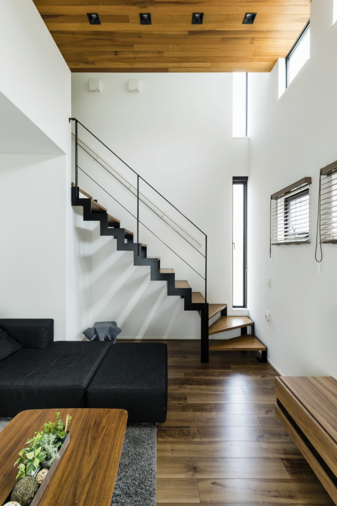 Mittelgroße Moderne Holztreppe in L-Form mit offenen Setzstufen, Stahlgeländer und Tapetenwänden in Tokio