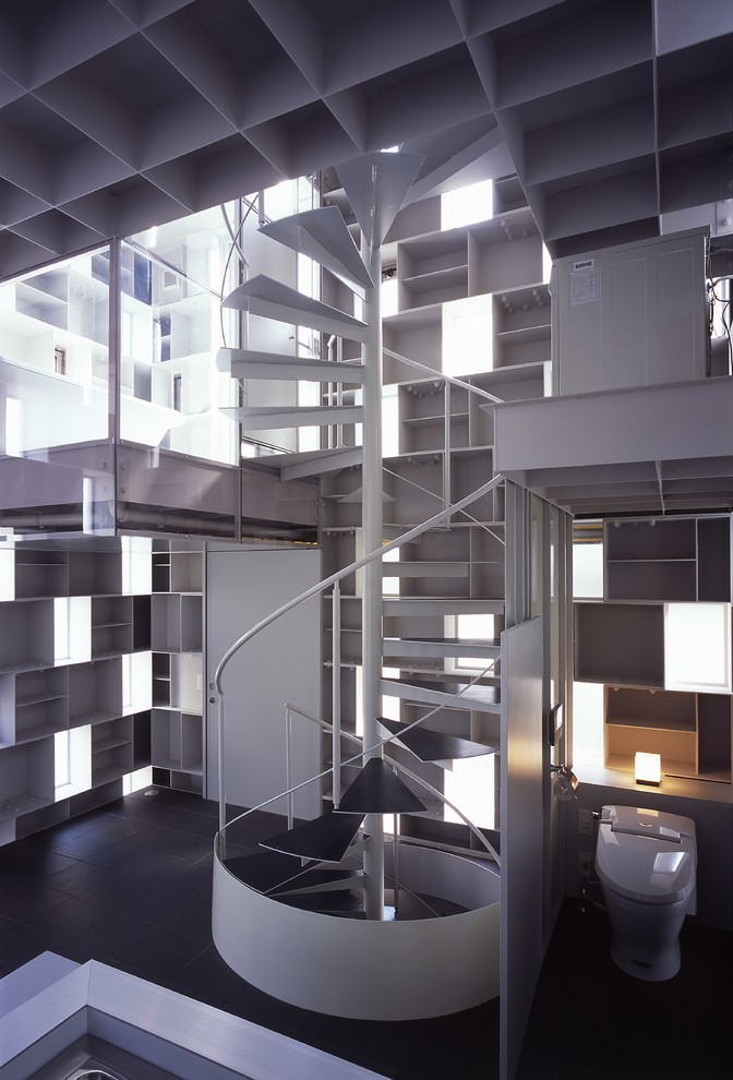 Moderne Wendeltreppe mit offenen Setzstufen in Tokio
