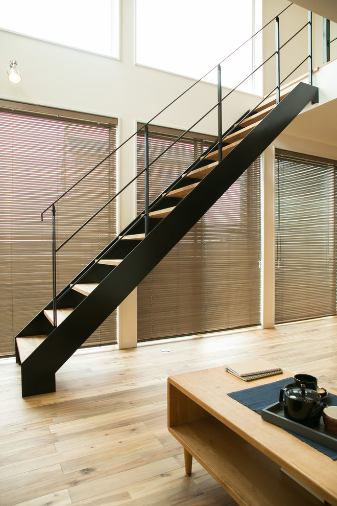 Пример оригинального дизайна: прямая лестница в стиле модернизм с деревянными ступенями и металлическими перилами без подступенок
