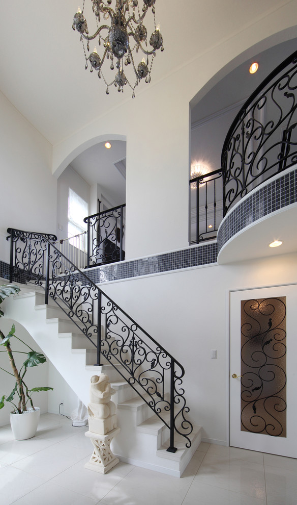 Foto de escalera recta clásica con barandilla de metal