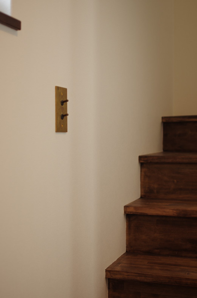 Идея дизайна: деревянная лестница с деревянными ступенями