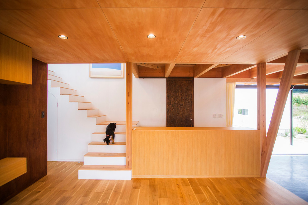 Свежая идея для дизайна: угловая лестница в восточном стиле с деревянными ступенями и крашенными деревянными подступенками - отличное фото интерьера