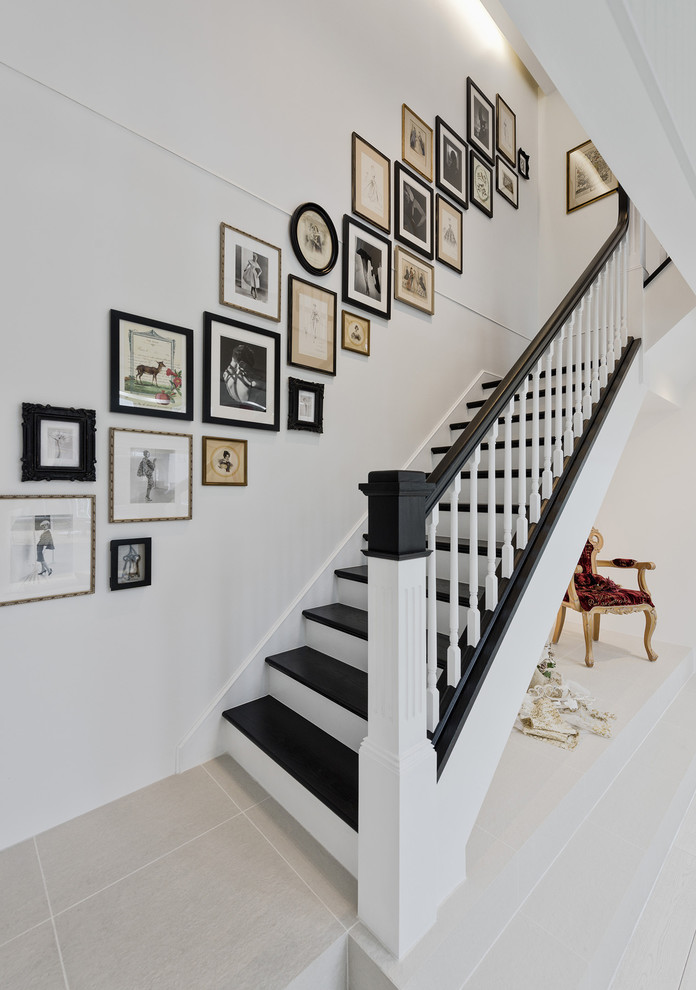 Diseño de escalera en L clásica con escalones de madera pintada y contrahuellas de madera pintada