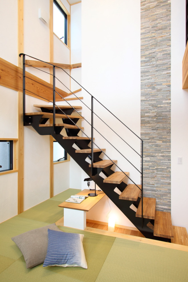 Пример оригинального дизайна: угловая лестница среднего размера в стиле модернизм с деревянными ступенями и металлическими перилами без подступенок